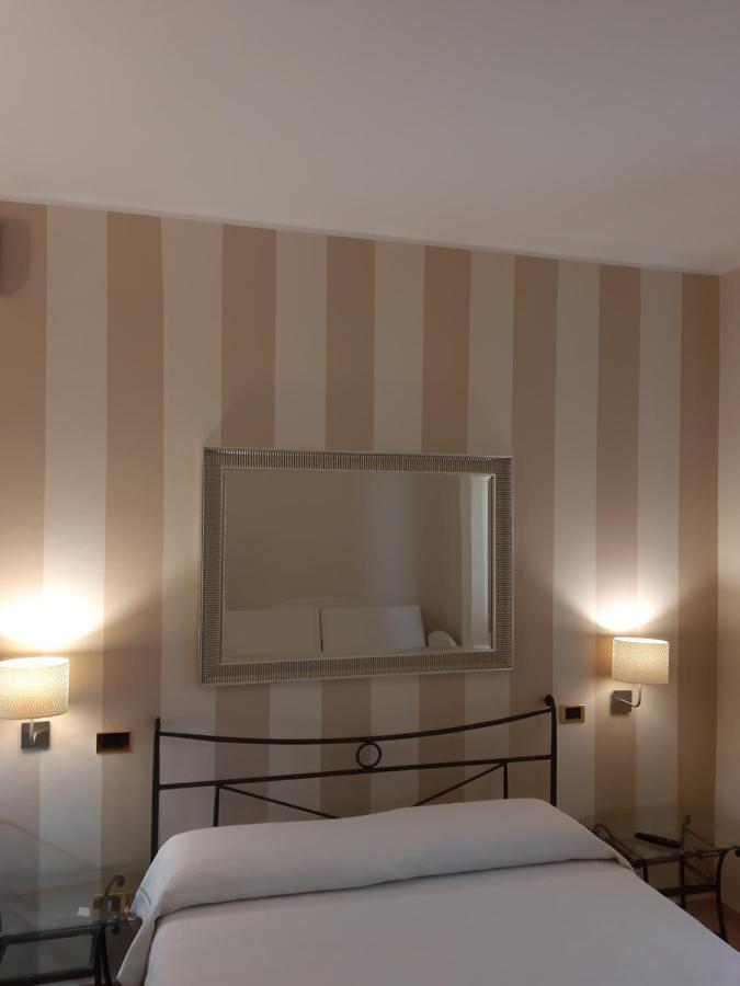 Sweet House Only Rooms Peschiera del Garda Bagian luar foto